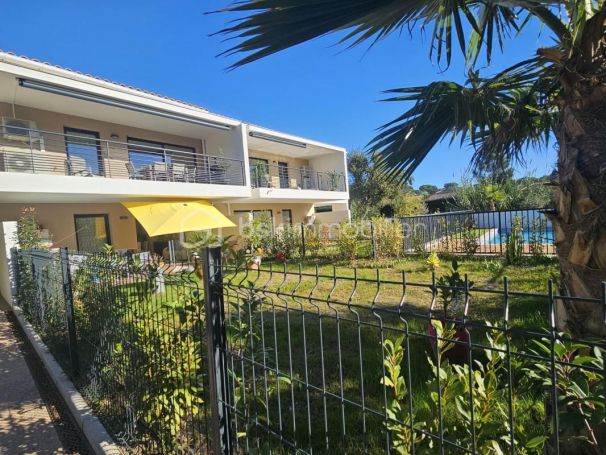 A louer APPARTEMENT DE PRESTIGE T2 49 M2 TERRASSE BORD DE MER SAINT RAPHAEL