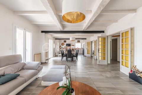 A louer MAISON 8 PIECES 210 M2 PLAGE à PIED SIX FOURS LES PLAGES