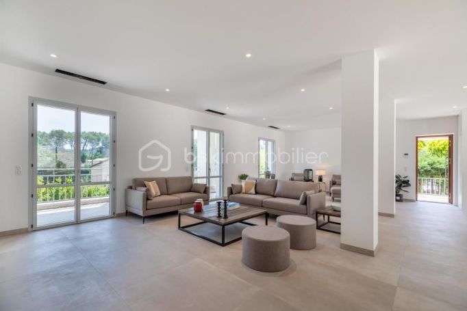 A louer MAISON  6 PIECES 243 M2  MOUGINS