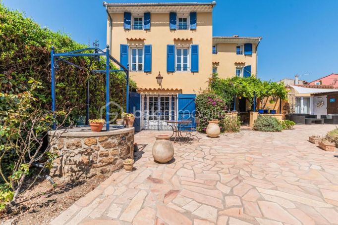 A louer MAISON  DE MAîTRE BORD DE MER SIX FOURS LES PLAGES