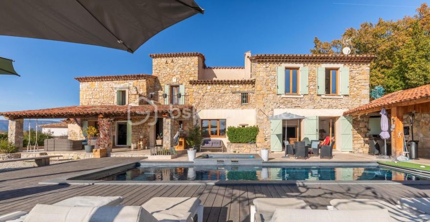A louer APPARTEMENT T6 284 M2 TERRASSE  MONTAUROUX