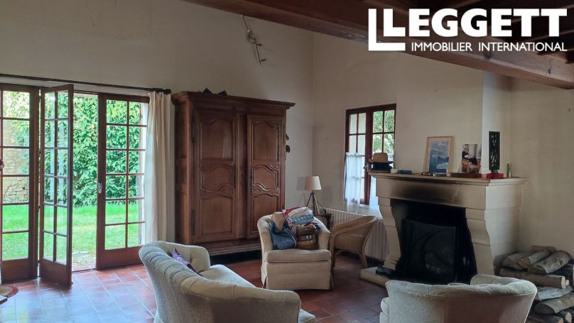 A vendre Maison en pierres d'env.150 m2 hab avec dÃ©pendances sur un jardin clos et arborÃ© de 3466 m2 17600 Saint Romain De Benet