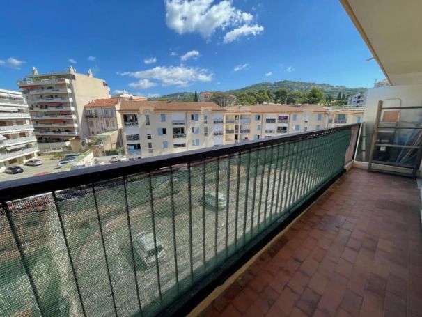 A louer STUDIO  35 M2 TERRASSE BORD DE MER CANNES