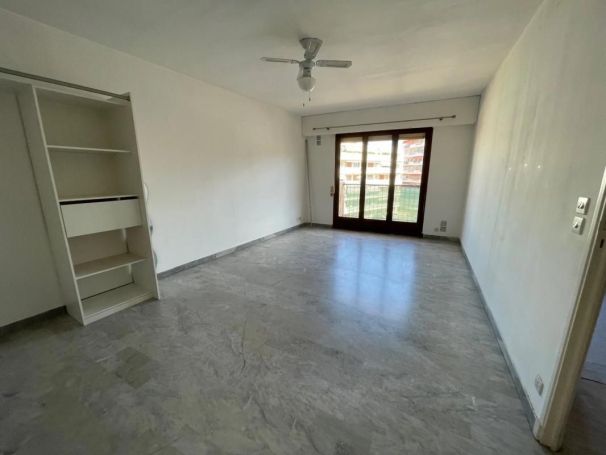 A louer STUDIO  35 M2 TERRASSE BORD DE MER CANNES