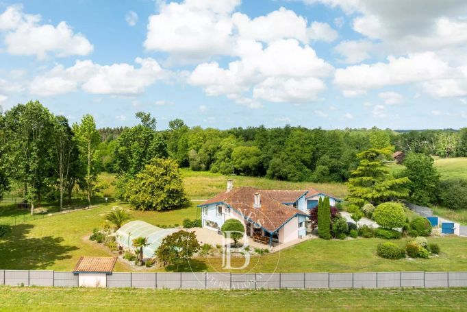 A vendre BELLE MAISON 6 PIECES 240 M² SAINT-VINCENT-DE-TYROSSE