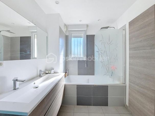 A louer APPARTEMENT T3 67 M2 TERRASSE BORD DE MER TOULON