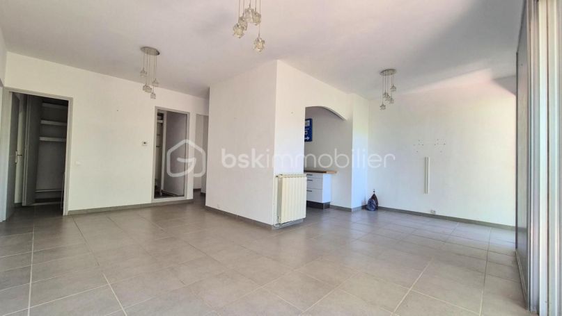 A vendre APPARTEMENT T3 95 M2 BORD DE MER HYERES