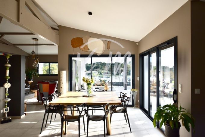 A vendre MAISON  D'ARCHITECTE BORD DE MER LANTON