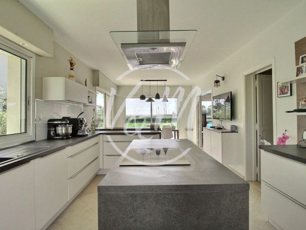 A vendre MAISON  6 PIECES 190 M2 BORD DE MER LANTON