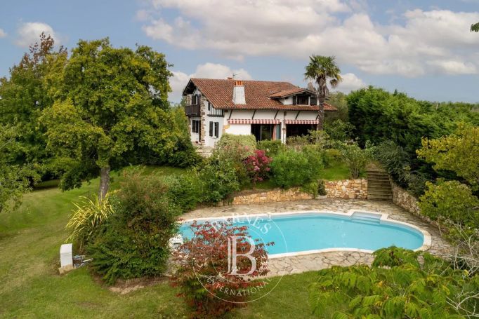 A vendre  MAISON 150 M² SUR TERRAIN DE 2 100 M² AVEC PISCINE  AHETZE