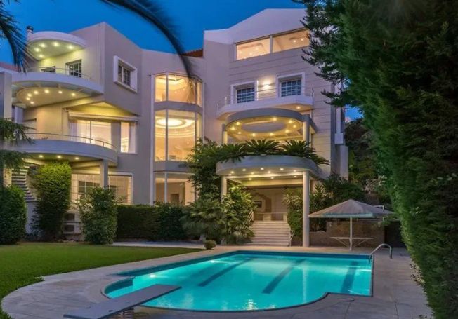 A vendre Merveilleuse Villa 8 PIECES VUE MER  Voula