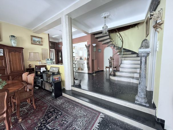 A vendre CHARMANTE MAISON 7 PIECES 242 M² LE MOURILLON - TOULON