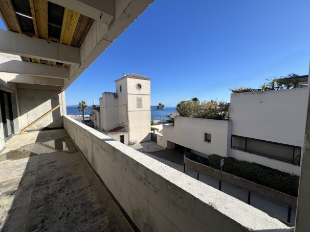 A vendre APPARTEMENT T4 90 m² DERNIER ETAGE VUE MER PLAGE A  PIEDS La Ciotat