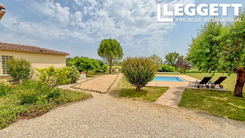 A vendre  Maison avec 4 chambres, 2 salles de bains grand jardin cloture et piscine  Saint Jean De Maruejols Et Avejan