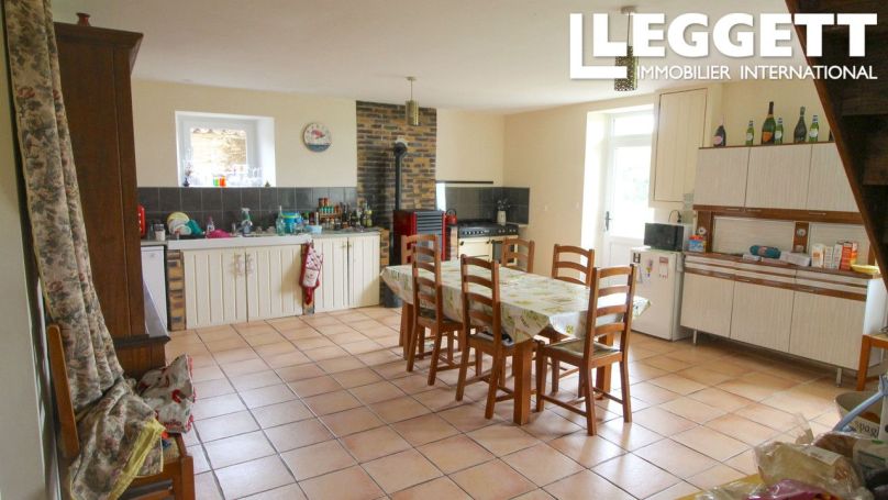 A louer LONGèRE  8 PIECES 163 M2  SAINT SULPICE EN PAREDS