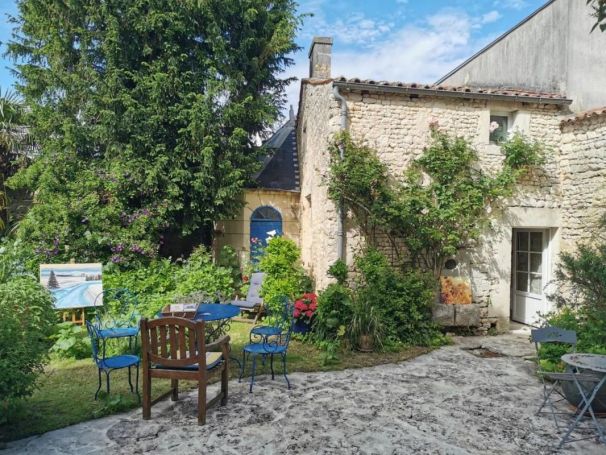 A louer MAISON  DE MAîTRE  SAINT JEAN D ANGELY
