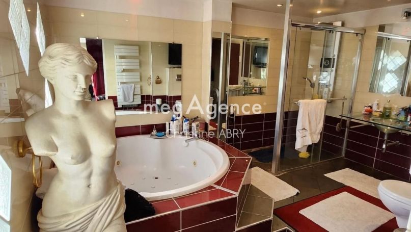 A louer LOFT T3 114 M2 BORD DE MER MANDELIEU LA NAPOULE