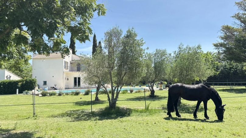 A louer MAISON  7 PIECES 220 M2  BEAUCAIRE