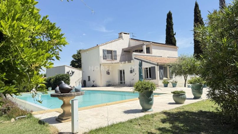 A louer MAISON  7 PIECES 220 M2  BEAUCAIRE
