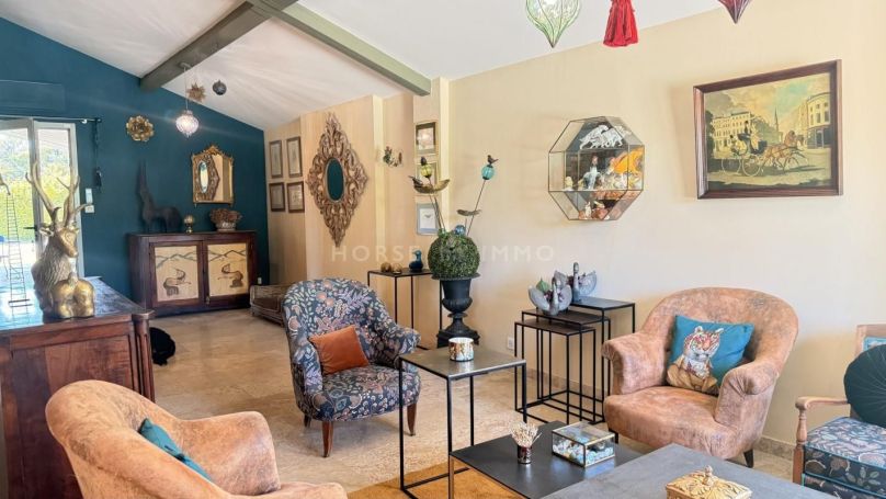 A louer MAISON  7 PIECES 220 M2  BEAUCAIRE