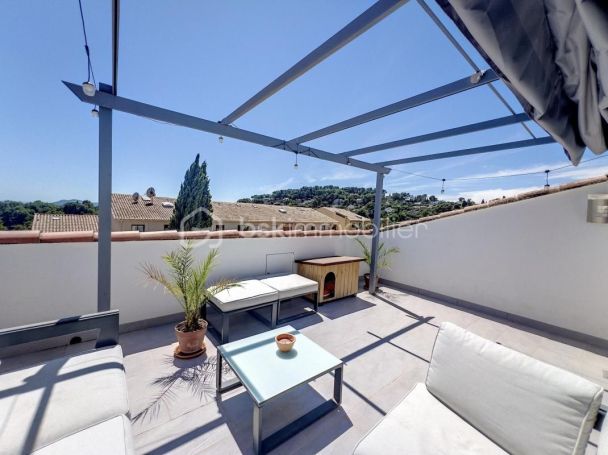 A louer APPARTEMENT DE PRESTIGE T3 69 M2 TERRASSE BORD DE MER MOUGINS