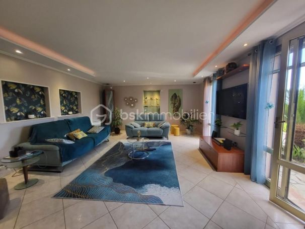 A louer MAISON  5 PIECES 247 M2  CASTELLAR