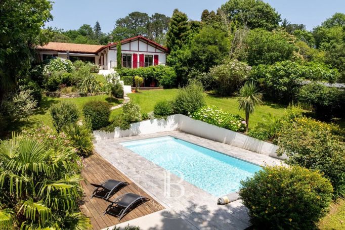 A vendre ELEGANTE MAISON 8 PIECES PISCINE ARCANGUES