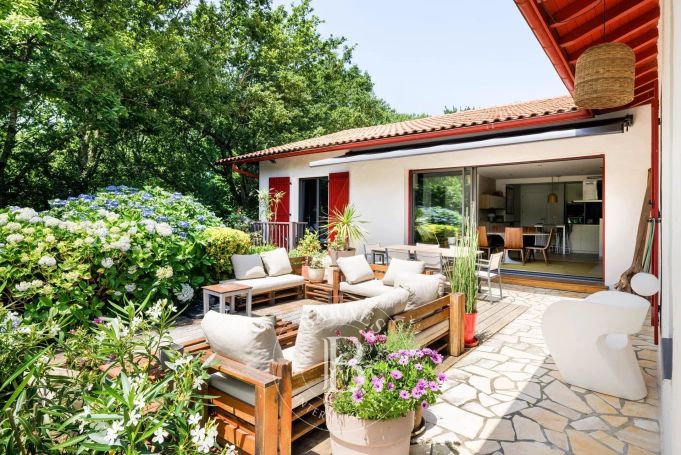 A vendre ELEGANTE MAISON 8 PIECES PISCINE ARCANGUES