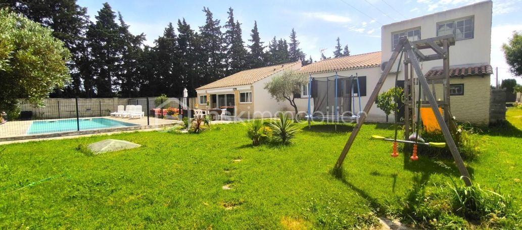 A louer MAISON  7 PIECES 192 M2 BORD DE MER SENAS