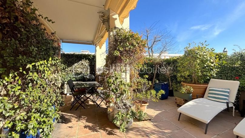 A louer APPARTEMENT DE PRESTIGE T4 80 M2 TERRASSE BORD DE MER ANTIBES