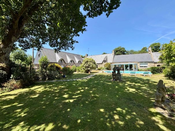 A vendre Propriété de caractère 7 pieces 270 m2 avec piscine Guidel Morbihan