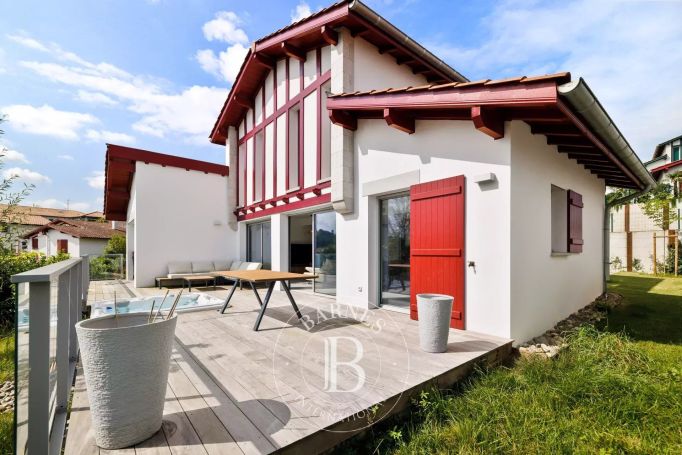 A vendre MAISON  CONTEMPORAINE BORD DE MER URRUGNE