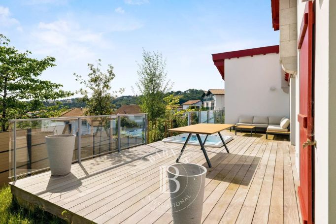 A vendre MAISON  CONTEMPORAINE BORD DE MER URRUGNE