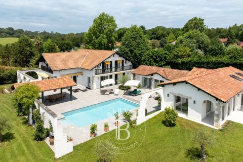 A vendre MAISON  487 M2 BORD DE MER BIDART