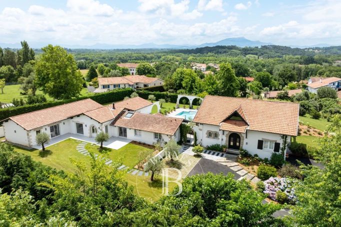 A vendre MAISON  487 M2 BORD DE MER BIDART