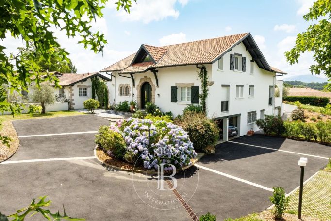 A vendre MAISON  487 M2 BORD DE MER BIDART