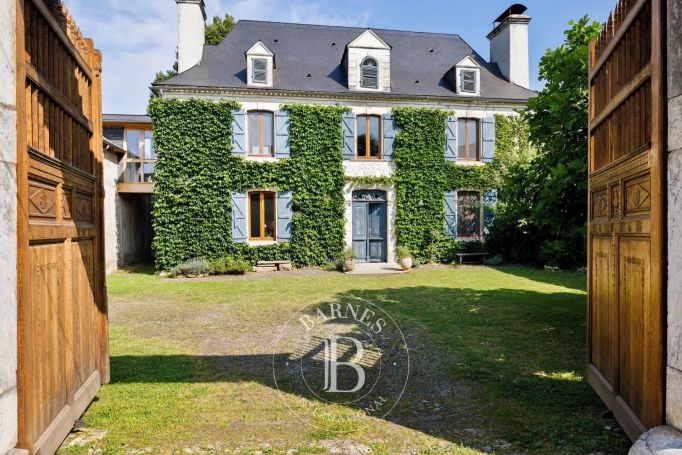 A vendre APPARTEMENT  377 M2 TERRASSE  PAU