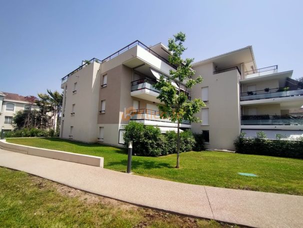 A vendre APPARTEMENT T3 60 M2 TERRASSE BORD DE MER CANNES COMMERCES