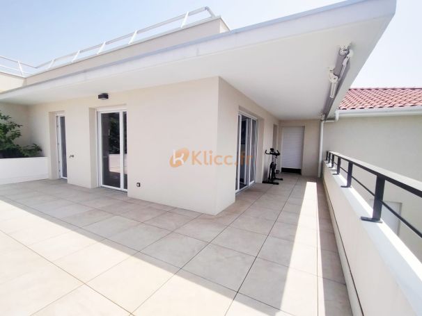 A vendre APPARTEMENT T3 60 M2 TERRASSE BORD DE MER CANNES COMMERCES