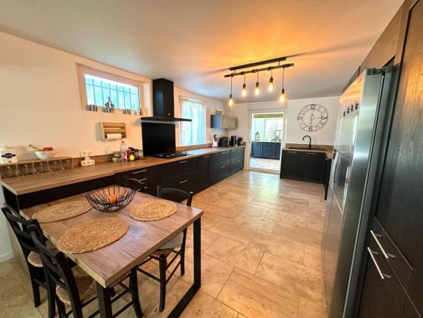 A louer MAISON  7 PIECES 210 M2  ROGNES