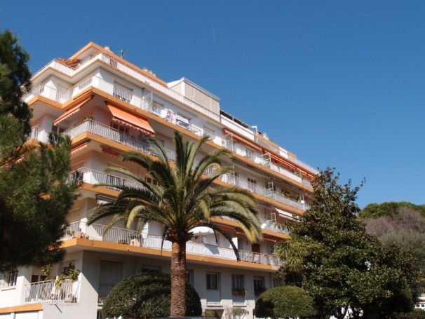 A louer APPARTEMENT DE PRESTIGE T3 55 M2 BORD DE MER NICE