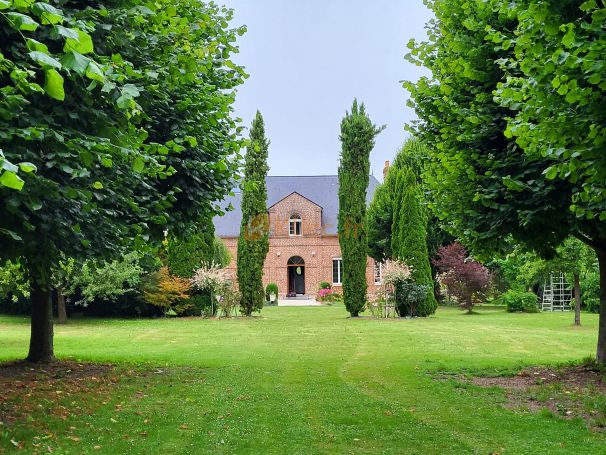 A louer MAISON  DE MAîTRE  CAUDEBEC EN CAUX Centre ville École Commerce à 7 km