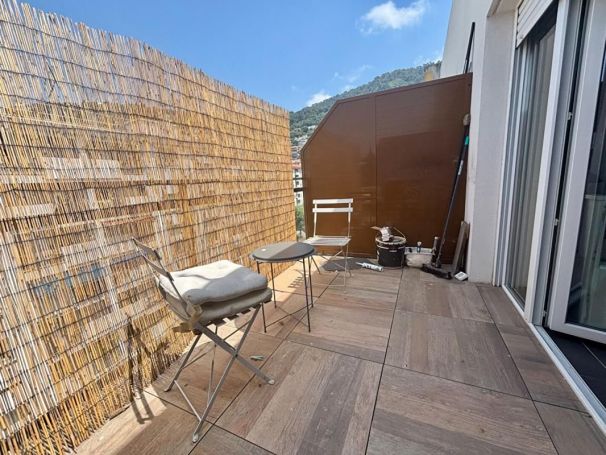 A louer STUDIO  25 M2 TERRASSE BORD DE MER NICE