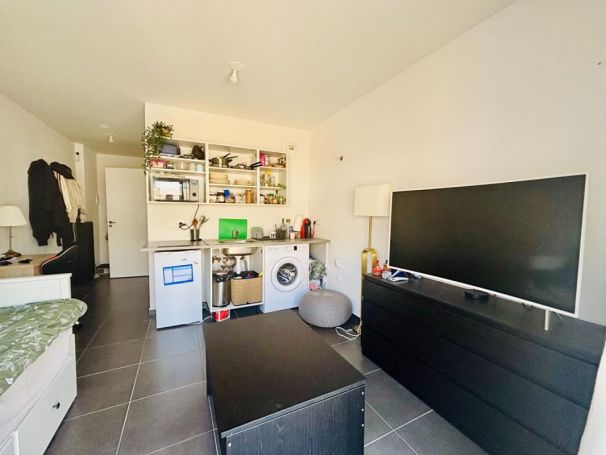 A louer STUDIO  25 M2 TERRASSE BORD DE MER NICE