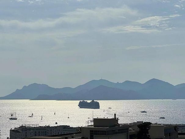 A louer APPARTEMENT DE PRESTIGE T4 100 M2 TERRASSE BORD DE MER CANNES