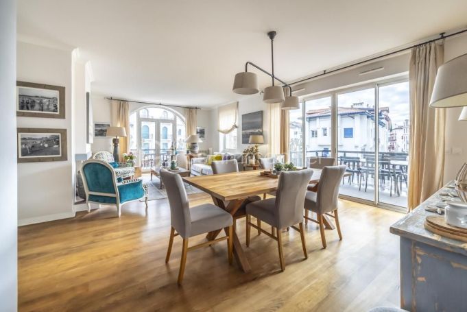 A louer APPARTEMENT DE PRESTIGE T5 189 M2 TERRASSE PIEDS DANS L'EAU SAINT JEAN DE LUZ