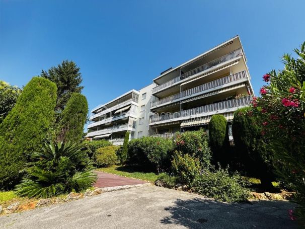 A louer APPARTEMENT DE PRESTIGE T3 78 M2 TERRASSE BORD DE MER JUAN LES PINS