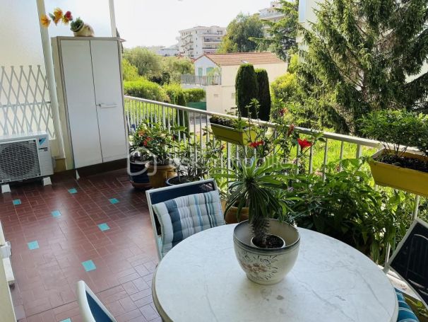 A louer APPARTEMENT DE PRESTIGE T3 78 M2 TERRASSE BORD DE MER JUAN LES PINS