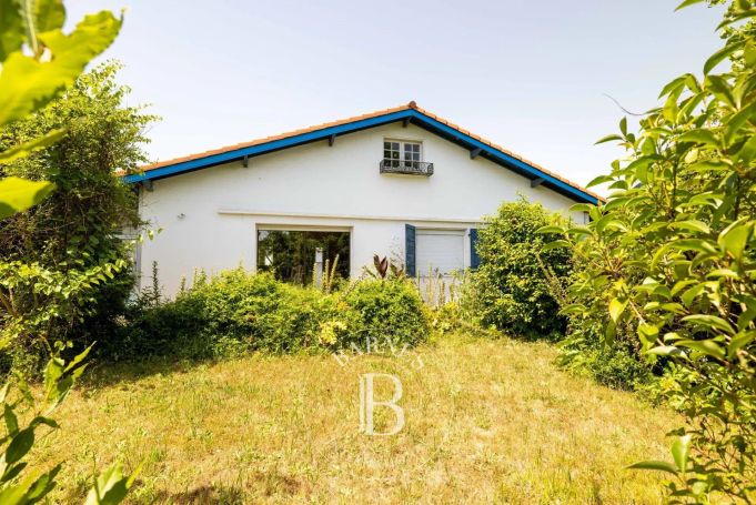 A vendre MAISON 6 PIECES A RENOVER AVEC BEL EXTERIEUR ET GARAGE  BIARRITZ