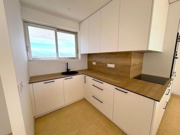 A louer APPARTEMENT DE PRESTIGE  136 M2 TERRASSE VUE MER VILLENEUVE LOUBET